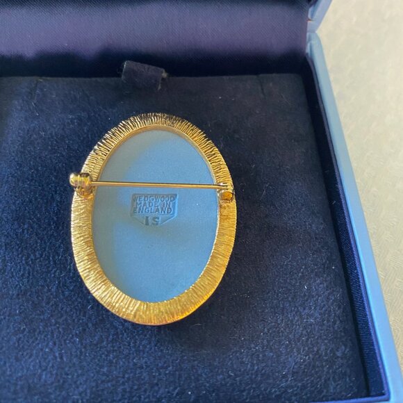 Genuine Wedgwood Blue Oval Hawaii Brooch & Matching Clip Earrings - Picture 2 of 16